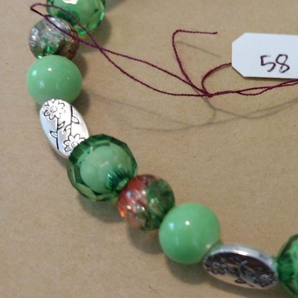 Artemis's Gems custom-made beaded bracelet with metal flower engraved charms - Picture 2 of 4